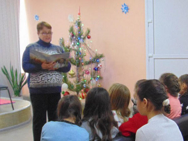 В Селидово для детей организовали познавательную рождественскую программу