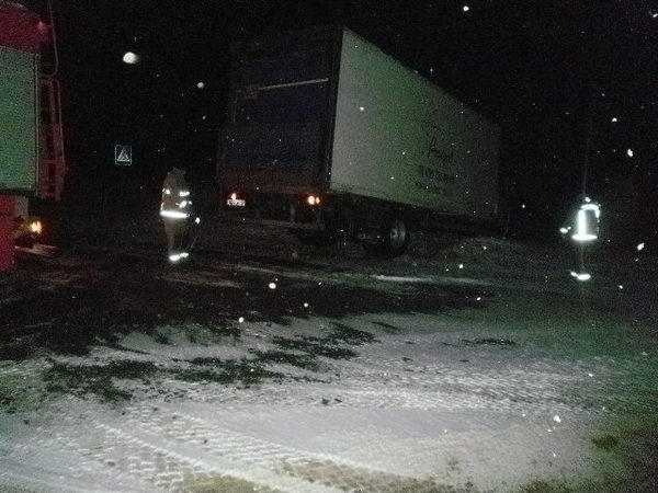 На улицах Селидово в снежных заносах застревают даже грузовые автомобили