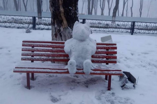 В Покровске появились необычные скульптуры из снега
