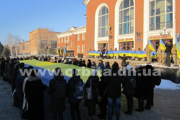 В Мирнограде развернули огромный флаг Украины
