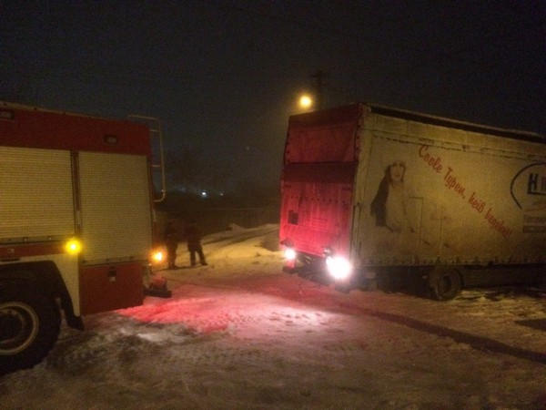 В снежных заносах в Селидово застревают даже грузовые автомобили