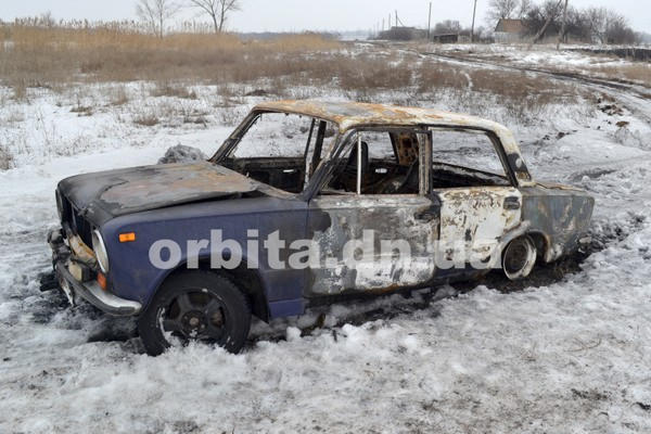 Девушка утверждает, что на нее в Покровском районе напали люди в форме, ограбили и сожгли автомобиль