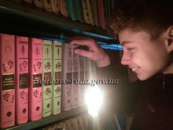 Украинские школьники провели ночь в библиотеке