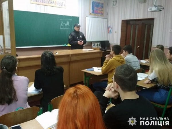 В Новогродовке полицейские налаживают партнерские отношения со школьниками