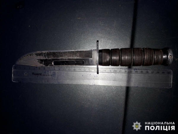 В Селидово полицейские задержали на улице пьяного мужчину с ножом