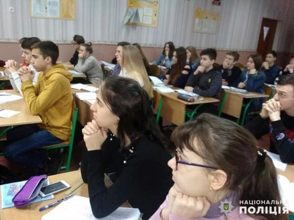 В Новогродовке полицейские налаживают партнерские отношения со школьниками