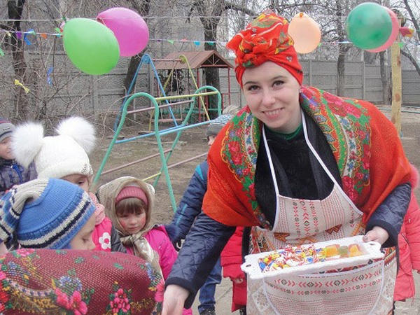 В Кураховке дети ярко и весело встречали весну
