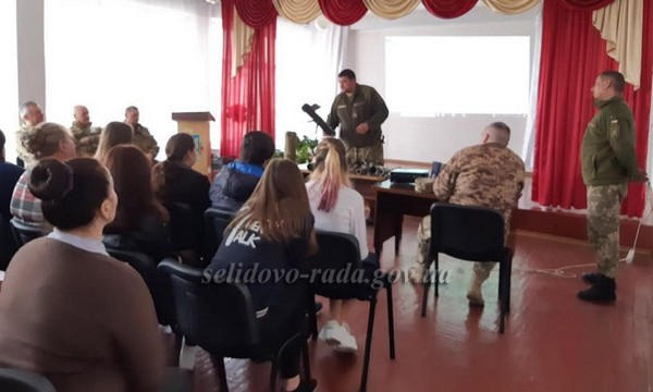 Украинских школьников учат, как выжить в чрезвычайных ситуациях