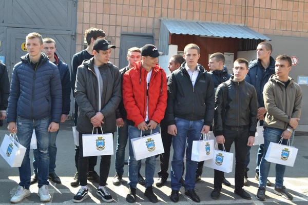 В Покровске первую партию призывников отправили в армию