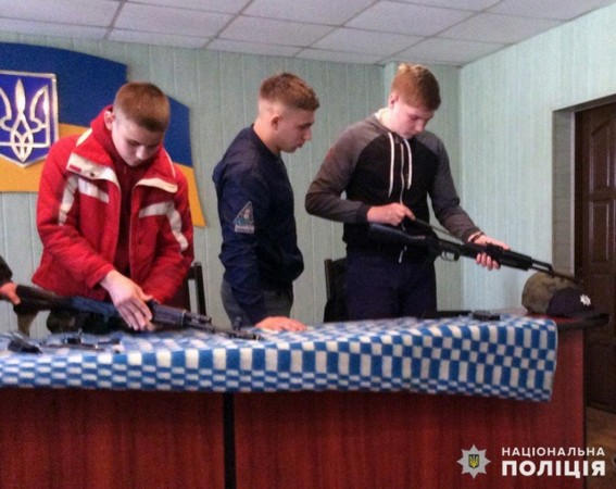 Школьников Селидово и Горняка учат обращаться с оружием