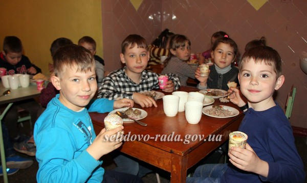 Селидовские школьники получили пасхальные подарки