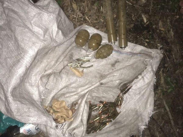 В лесополосе возле автодороги Селидово — Карловка обнаружен схрон с боеприпасами