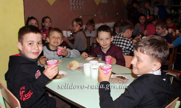 Селидовские школьники получили пасхальные подарки