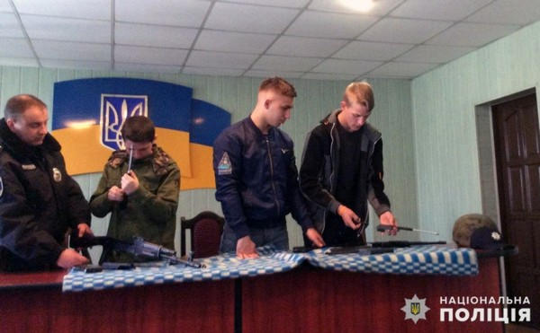 Школьников Селидово и Горняка учат обращаться с оружием