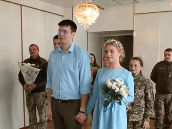 Любовь не знает преград: пара военных медиков поженилась в Покровске