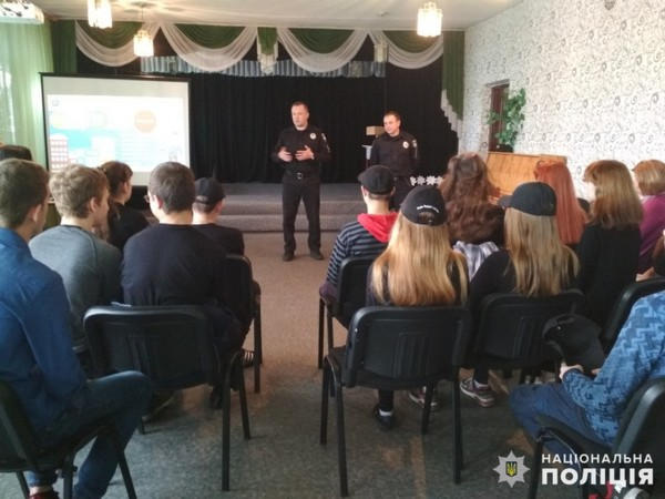 Новогродовским школьникам вручили удостоверения участников «Лиги будущих полицейских»