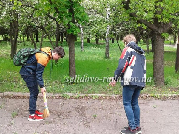 Селидовские школьники помогают навести порядок в городском парке