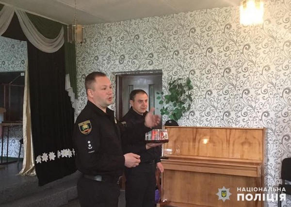 Новогродовским школьникам вручили удостоверения участников «Лиги будущих полицейских»