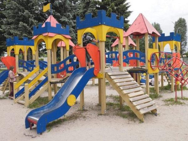 Жители Покровска жалуются на аварийную детскую площадку