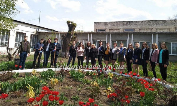 Селидовские гимназисты высадили розы в память о школьных годах