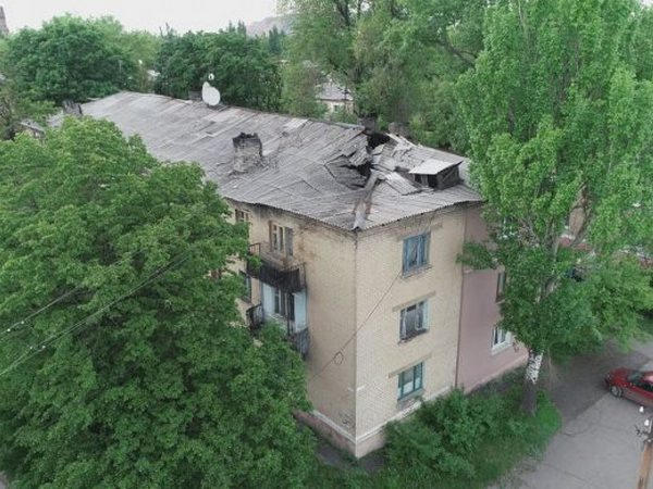 Жители многоэтажки в Украинске живут почти под открытым небом