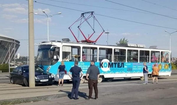 В оккупированном Донецке трамвай протаранил автомобиль