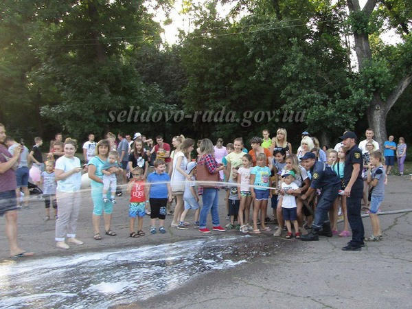 В Селидово спасатели устроили веселый праздник для детей