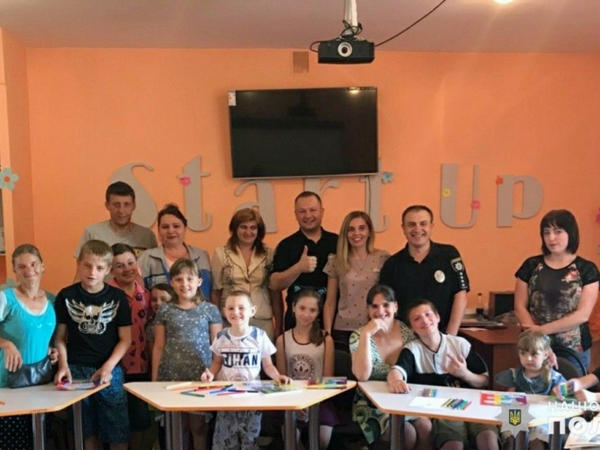 В Селидово полицейские поздравили детей с праздником