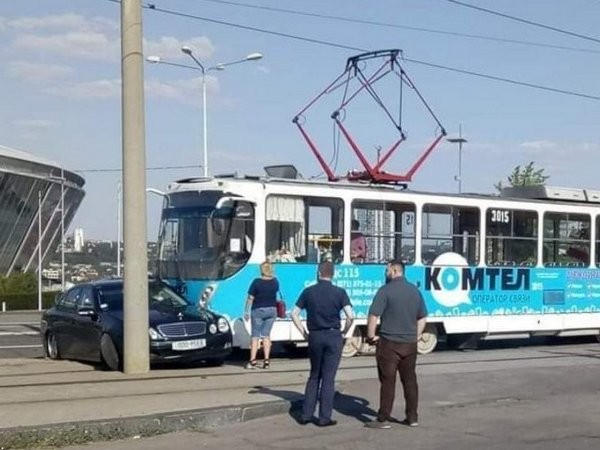 В оккупированном Донецке трамвай протаранил автомобиль