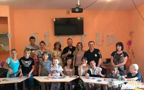 В Селидово полицейские поздравили детей с праздником
