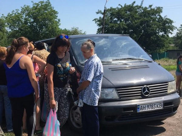 Подкуп избирателей в Новогродовке: людям раздают продуктовые наборы от кандидата в нардепы