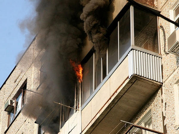В одном из домов в Покровске загорелся балкон