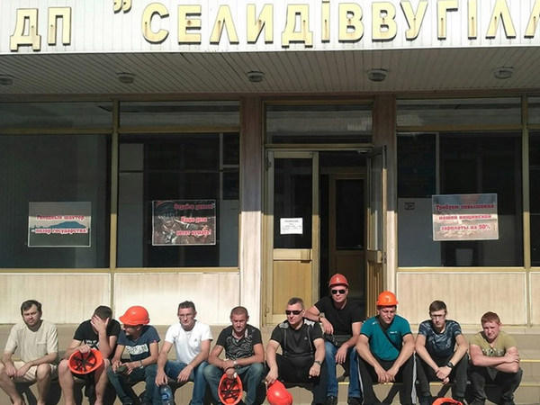 Протестующие шахтеры ГП «Селидовуголь» установили палатку и перекрывают дороги