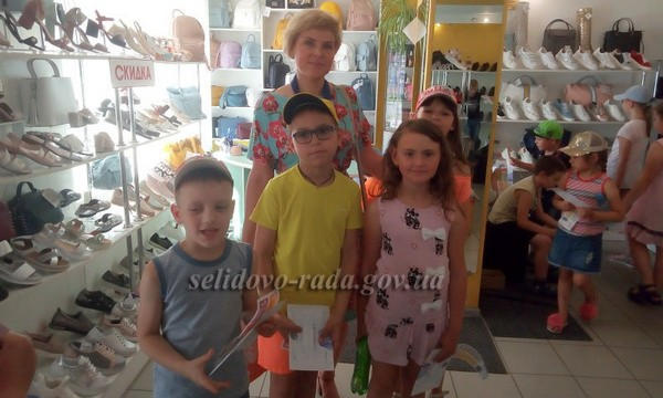 Селидовские школьники попробовали себя в роли продавцов обуви
