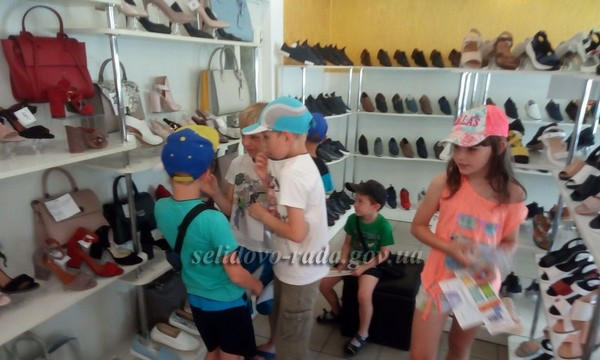 Селидовские школьники попробовали себя в роли продавцов обуви