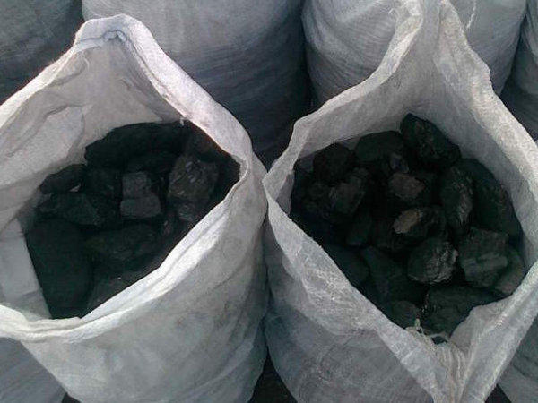 В Покровске воруют уголь даже женщины предпенсионного возраста