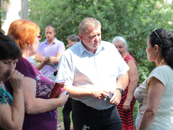 Народный депутат Сергей Сажко помог жильцам пострадавшего дома в Украинске