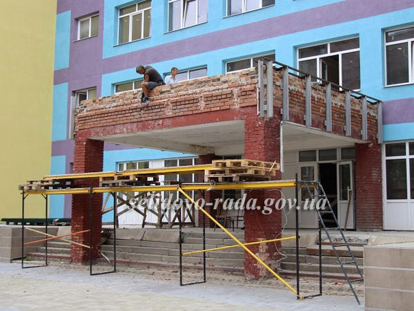 В Селидово продолжается ремонт будущей опорной школы