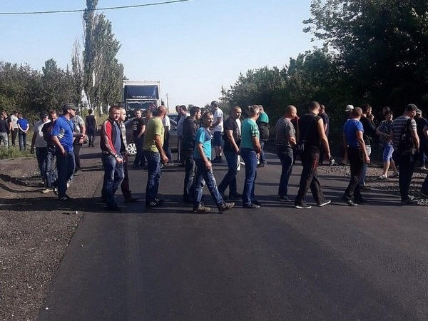 Горняки шахты «Кураховская» третий день подряд перекрывают дорогу между Курахово и Селидово