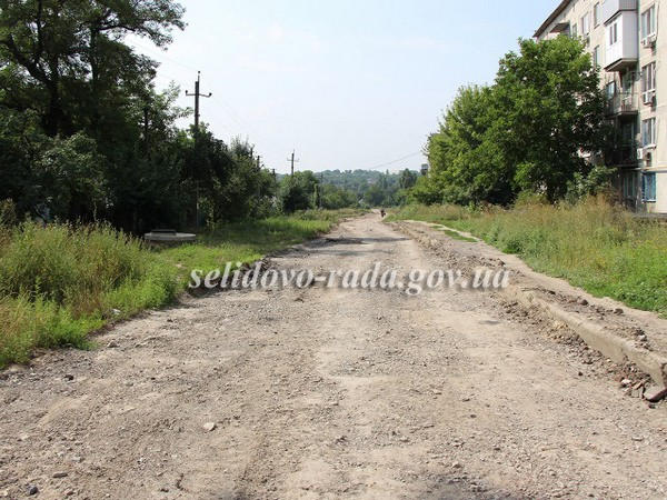 В Селидово продолжается капитальный ремонт дороги по улице Нагорной