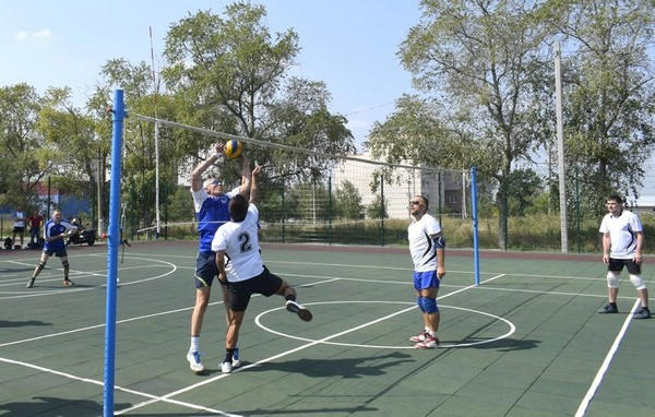 Команда из Горняка выиграла Открытый кубок Угледара по парковому волейболу