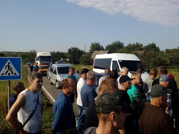 К горнякам шахты «Кураховская», которые перекрывают дорогу, ежедневно присоединяются новые протестующие