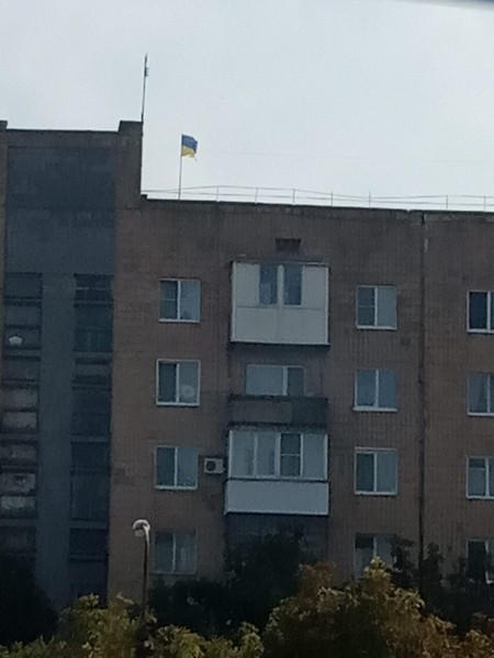 В День Независимости Украины в оккупированном Донецке подняли украинский флаг и оставили послание России