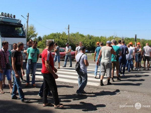 Горняки шахт «Кураховская» и «Украина» перекрыли дорогу вблизи Покровска