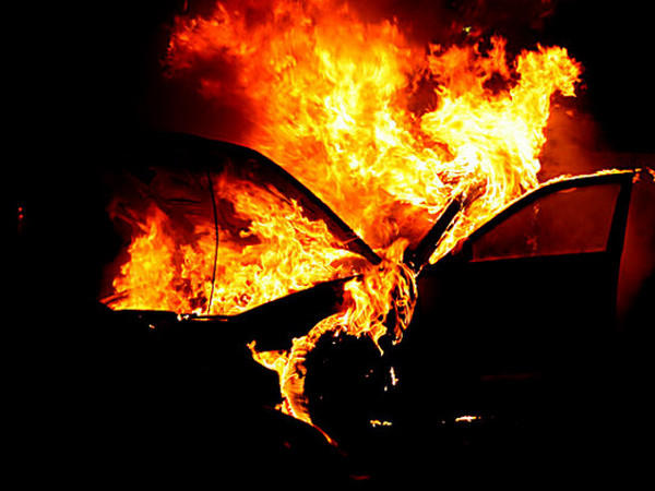 На блокпосту в Покровске загорелся автомобиль