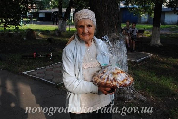 В Новогродовке 80-летним жителям города раздают караваи