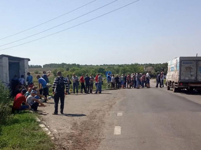 К горнякам шахты «Кураховская» присоединились работники шахты «Украина» и они вместе перекрывают дорогу