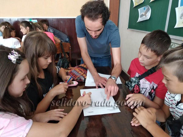 Волонтер из Австрии учит селидовских школьников английскому языку