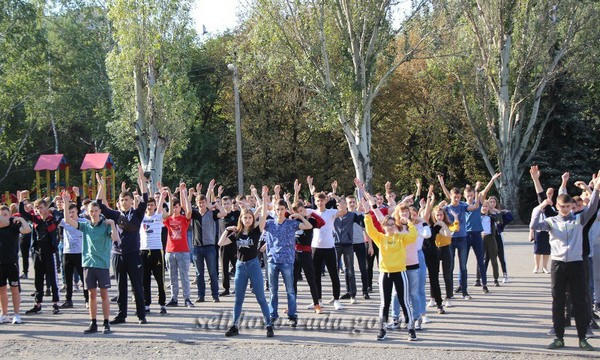 В Селидово более 400 студентов приняли участие в утренней зарядке на центральной площади города