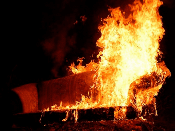 В одном из домов Покровска загорелся диван